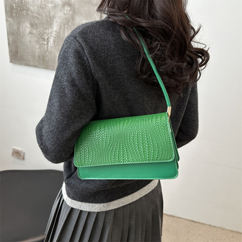 Τσάντα ώμου από PU με οριζόντια τετράγωνη σιλουέτα, ανάγλυφη υφή, κλείσιμο με καπάκι, εσωτερική θήκη για κινητό, στυλ δρόμου, άνοιξη 2025