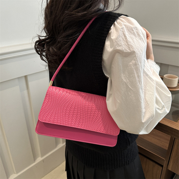 Τσάντα ώμου από PU με οριζόντια τετράγωνη σιλουέτα, ανάγλυφη υφή, κλείσιμο με καπάκι, εσωτερική θήκη για κινητό, στυλ δρόμου, άνοιξη 2025