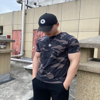 Μπλουζάκι από ice silk με καμουφλαρισμένο print, κοντά μανίκια, στρογγυλή λαιμόκοψη, αναπνεύσιμο