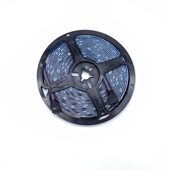 RGB LED juostelė su 30 LED 5050, įėjimo įtampa 5V, 24 mygtukų nuotolinio valdymo pultas ir Bluetooth programos valdymas, 120° spindulys