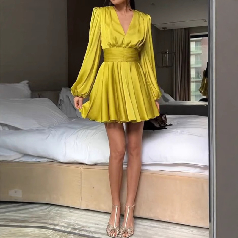 Rochie midi din poliester, cu decolteu în V, mâneci lungi, talie care evidențiază silueta, pliuri, design patchwork