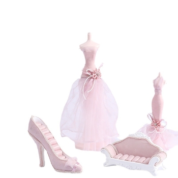 Sieviešu rotaslietu displeja statīvs, Barbi iedvesots dizains, sveķu korpuss ar samta apdari, dzelzs konstrukcija, piecu gabalu komplekts, Nini Shangpin