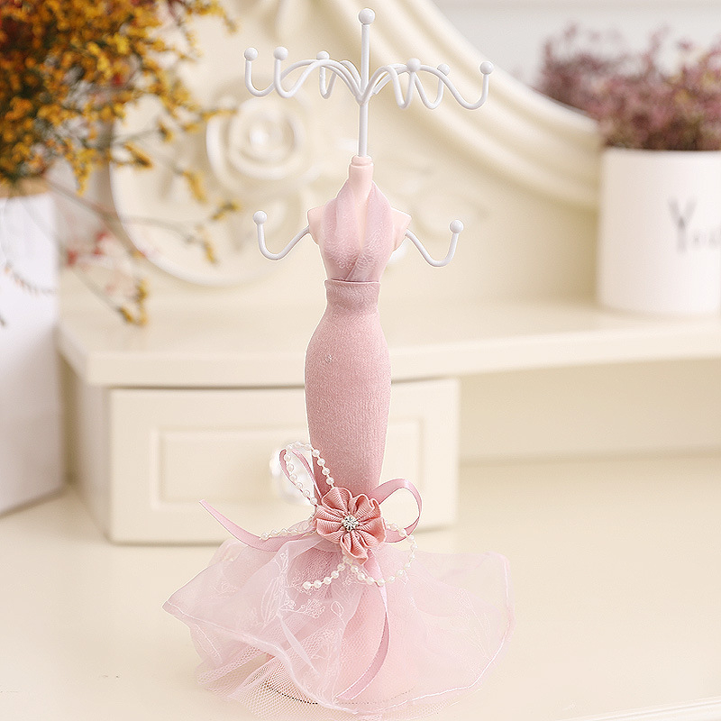 Sieviešu rotaslietu displeja statīvs, Barbi iedvesots dizains, sveķu korpuss ar samta apdari, dzelzs konstrukcija, piecu gabalu komplekts, Nini Shangpin