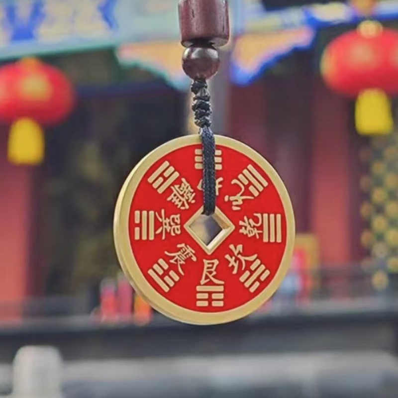 Misiņa kulons ar antīkām monētām dizainu, Bagua amulets un cinnabar akcenti, universāls