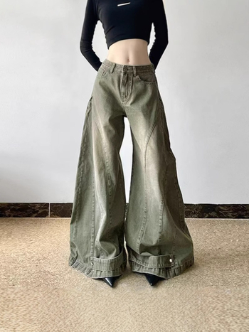 Jeans din denim, croială ușor evazată, talie medie, lungime până la podea, stil american vintage, 80–90% bumbac, conținut de spandex sub 30%.