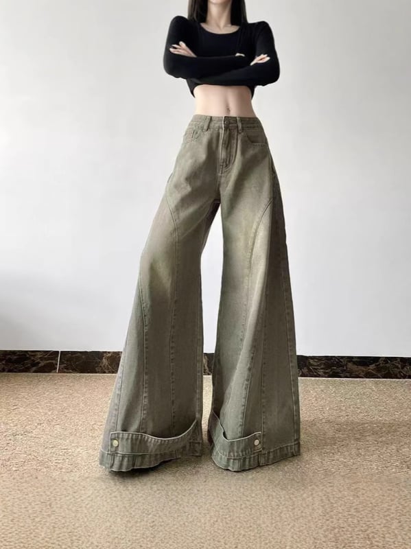 Jeans din denim, croială ușor evazată, talie medie, lungime până la podea, stil american vintage, 80–90% bumbac, conținut de spandex sub 30%.