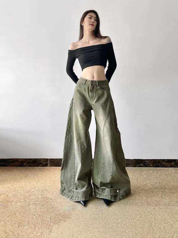 Jeans din denim, croială ușor evazată, talie medie, lungime până la podea, stil american vintage, 80–90% bumbac, conținut de spandex sub 30%.