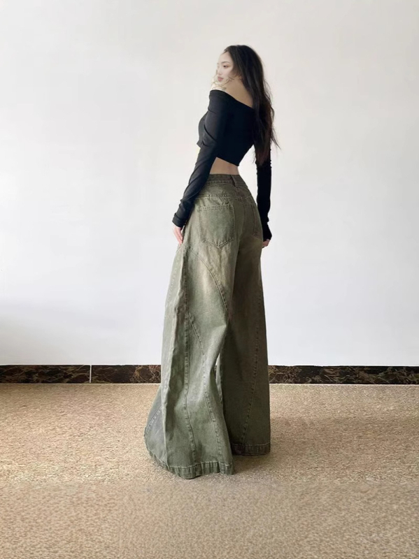 Jeans din denim, croială ușor evazată, talie medie, lungime până la podea, stil american vintage, 80–90% bumbac, conținut de spandex sub 30%.