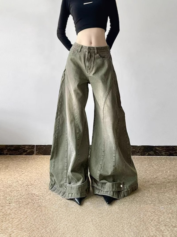 Jeans din denim, croială ușor evazată, talie medie, lungime până la podea, stil american vintage, 80–90% bumbac, conținut de spandex sub 30%.