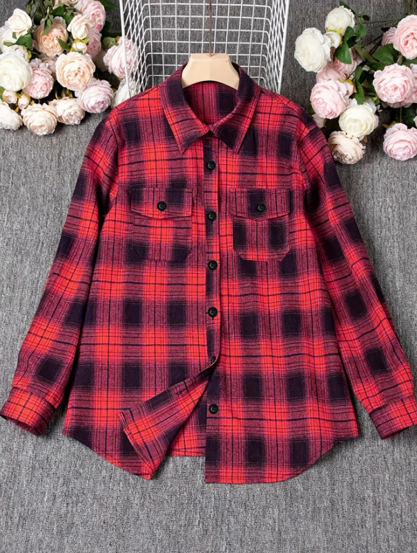 Moteriškas švarkas su apykakle, ilgomis rankovėmis, vidutinio ilgio, poliesteris, kockinis raštas, vienos eilutės sagų užsegimas