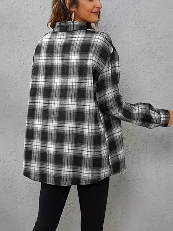 Памучна риза с каре, свободен oversize силует, дълги ръкави и яка.