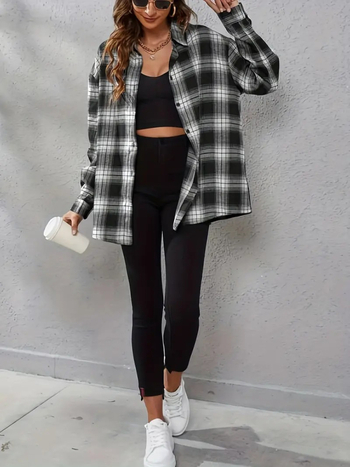 Памучна риза с каре, свободен oversize силует, дълги ръкави и яка.