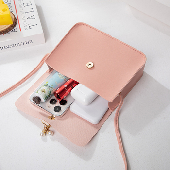 Γυναικεία τσάντα crossbody με μαργαριταρένιο κρεμαστό — PU, κάθετη τετράγωνη μορφή, κλείσιμο με καπάκι, θήκη για κινητό, μία ιμάντας ώμου