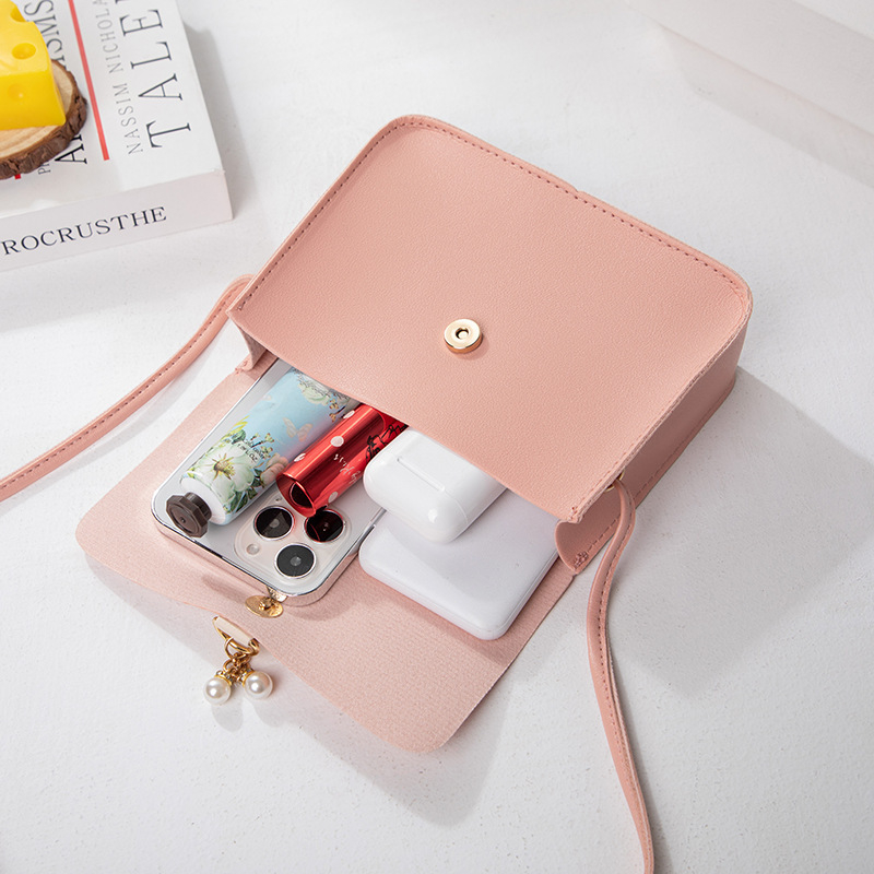Dámska crossbody taška s perlou, PU materiál, vertikálny štvorcový tvar, zapínanie s krytom, vrecko na telefón, jedna ramenná slučka