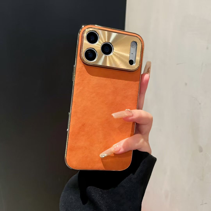 IPhone maciņš no aitu ādas ar elektroplatētu metāla lēcu; triecienizturīgs, pret pirkstu nospiedumiem; saderīgs ar iPhone 11–14 sēriju