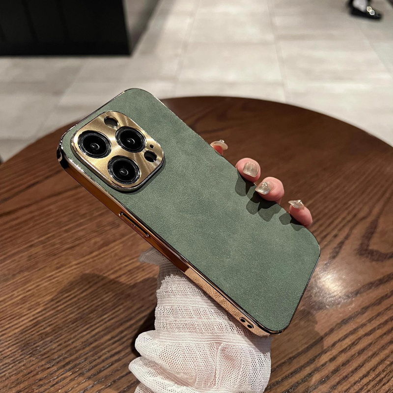 IPhone maciņš no aitu ādas ar elektroplatētu metāla lēcu; triecienizturīgs, pret pirkstu nospiedumiem; saderīgs ar iPhone 11–14 sēriju