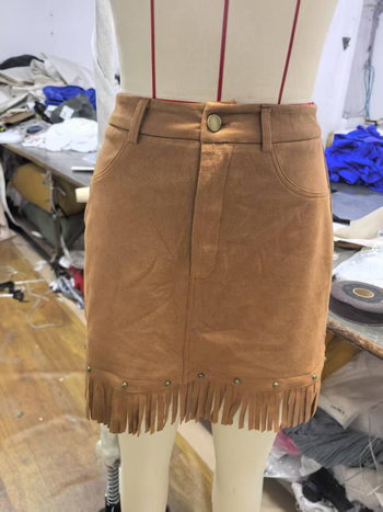 Φούστα βελούδινη για τα ισχία με χαλκούς ακτινωτούς, φούντες και κουμπιά, 90–95% πολυεστέρας, άνοιξη 2025