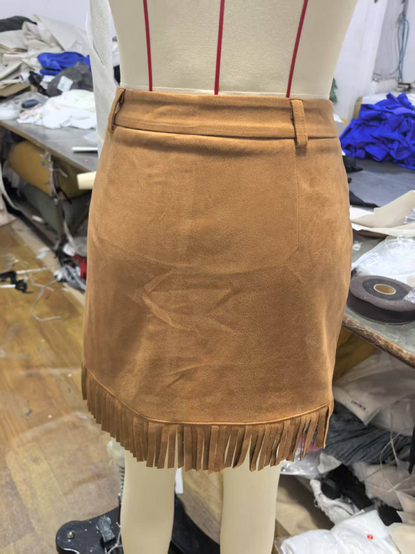 Fustă de velur pentru șolduri, cu accente de cupru, ciucuri și nasturi, 90–95% poliester, primăvara 2025