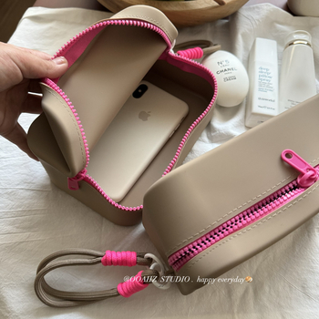 Τσαντάκι μακιγιάζ τύπου σατσελ από γνήσιο δέρμα με φινίρισμα λαδιού-κεριού, επένδυση από νάιλον, σχήμα μαξιλαριού, κλείσιμο με κάλυμμα