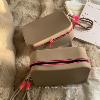 Τσαντάκι μακιγιάζ τύπου σατσελ από γνήσιο δέρμα με φινίρισμα λαδιού-κεριού, επένδυση από νάιλον, σχήμα μαξιλαριού, κλείσιμο με κάλυμμα