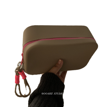 Τσαντάκι μακιγιάζ τύπου σατσελ από γνήσιο δέρμα με φινίρισμα λαδιού-κεριού, επένδυση από νάιλον, σχήμα μαξιλαριού, κλείσιμο με κάλυμμα