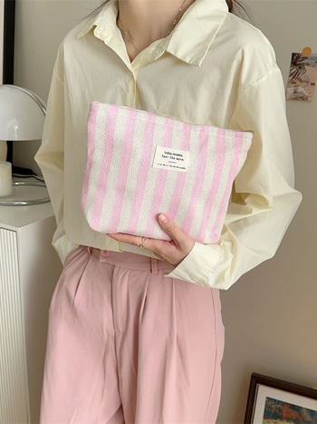 Козметична чанта за жени – с райета, стил уличен тренд, платнена изработка и подплата от платно