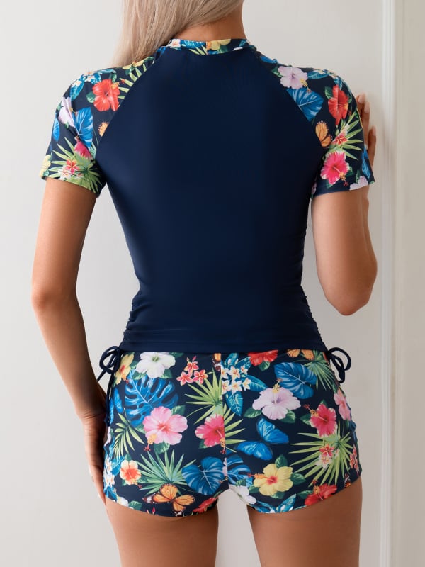 Set de înot pentru femei din două piese: top floral cu talie înaltă și spate decupat, mâneci scurte, cupe pentru bust, material poliester cu elastan.