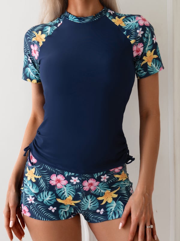 Set de înot pentru femei din două piese: top floral cu talie înaltă și spate decupat, mâneci scurte, cupe pentru bust, material poliester cu elastan.