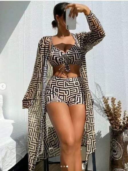 Γυναικείο σετ μαγιό τριών τεμαχίων: με επενδυμένο στήθος, πάνω μέρος με συγκέντρωση, κάτω μέρος υψηλής μέσης и κάλυμμα παραλίας (πολυεστέρας που στεγνώνει γρήγορα)