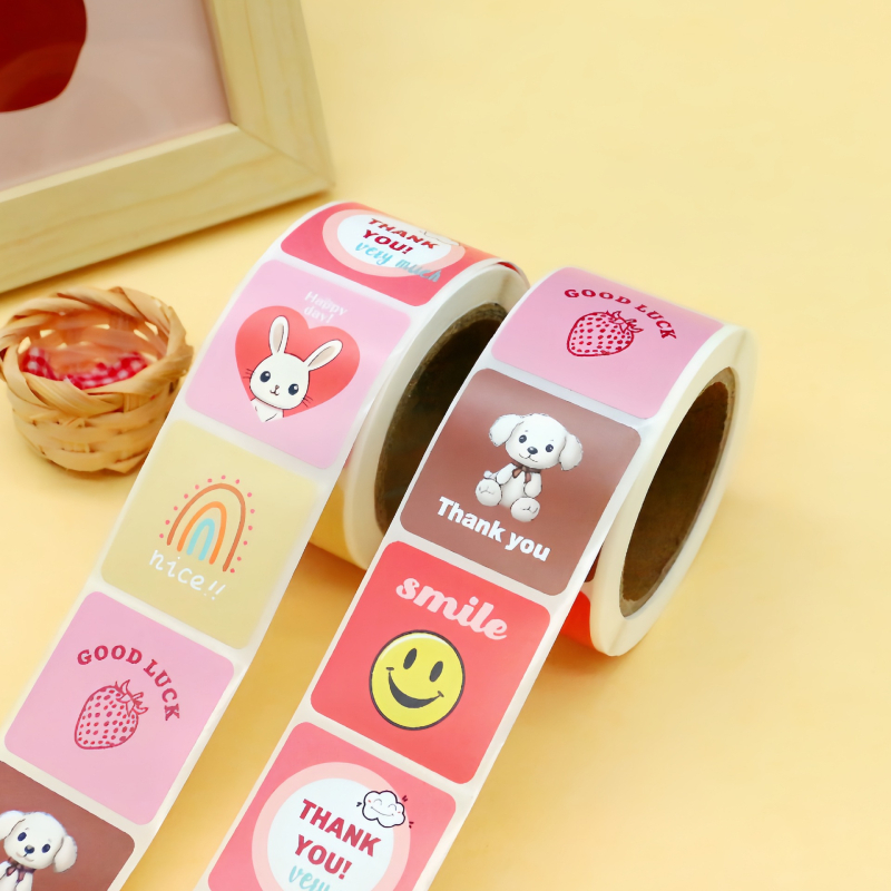 Rullīšu pašlīmējošās etiķetes – mīļas karikatūru smaidi, pārklāts papīrs, UV druka, ar izdrukātu logotipu, pielāgojamas