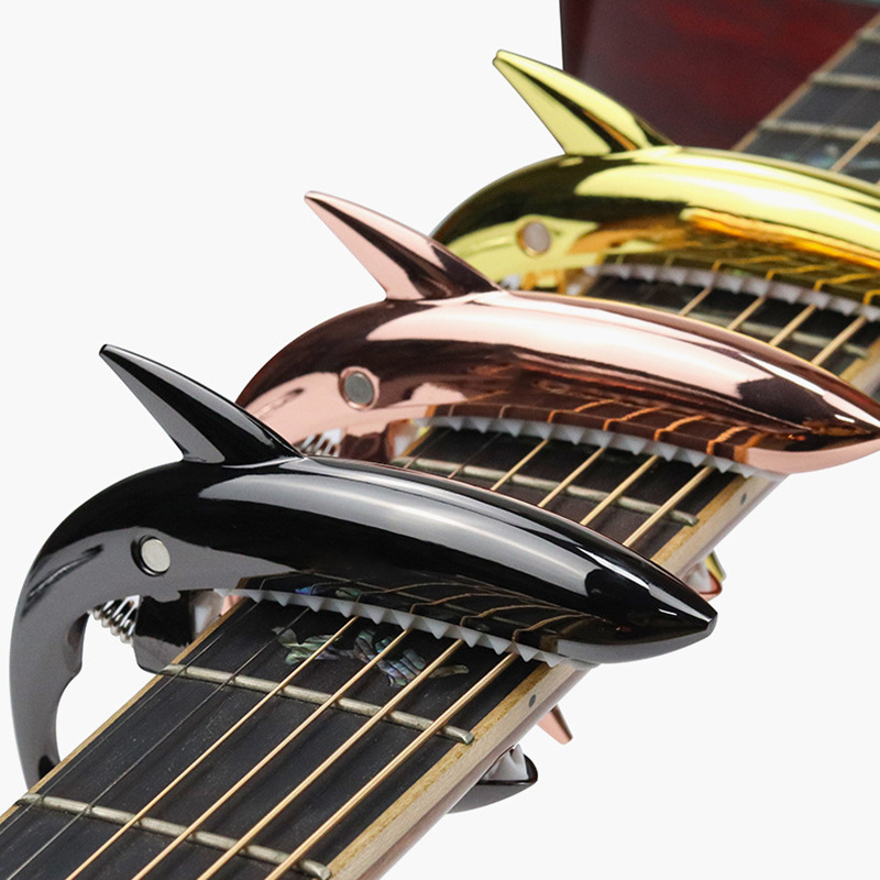 Capo pentru instrumente cu coarde occidentale – corp din aliaj, pentru chitară și orgă electronică