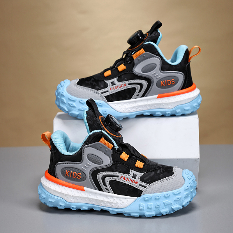 Bērnu sporta apavi ar rotējošu pogu aizdari, viegls dizains, augšējā daļa no sintētiskās ādas, TPR zole, neslīdoši un izturīgi pret nolietošanos.