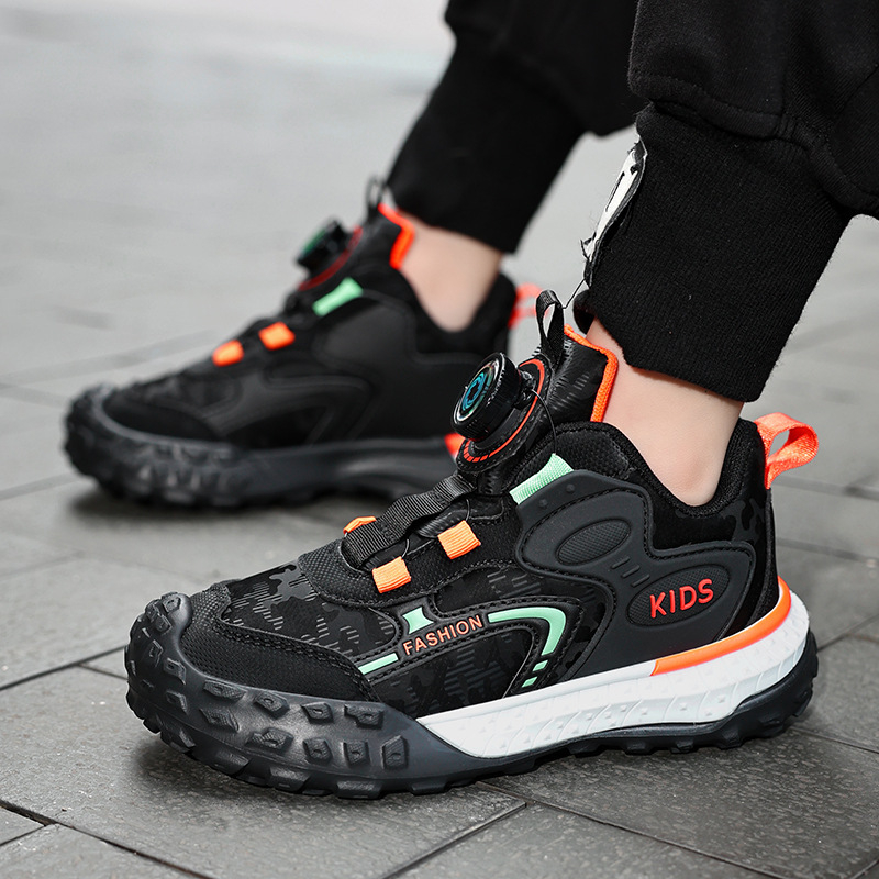 Bērnu sporta apavi ar rotējošu pogu aizdari, viegls dizains, augšējā daļa no sintētiskās ādas, TPR zole, neslīdoši un izturīgi pret nolietošanos.