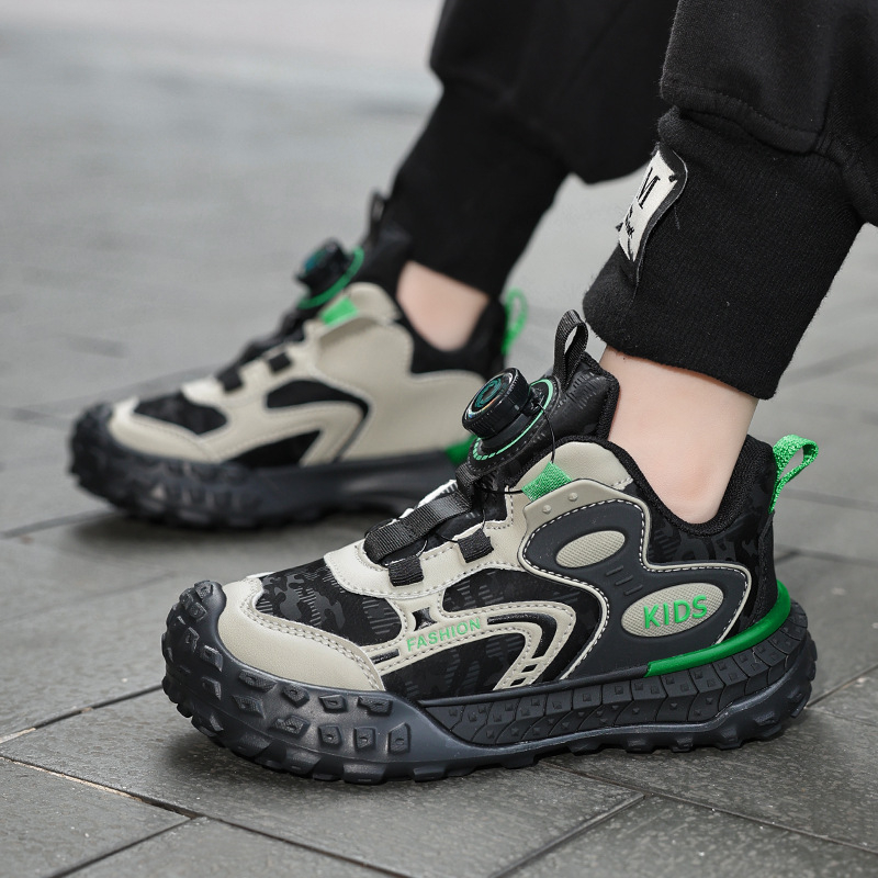 Bērnu sporta apavi ar rotējošu pogu aizdari, viegls dizains, augšējā daļa no sintētiskās ādas, TPR zole, neslīdoši un izturīgi pret nolietošanos.