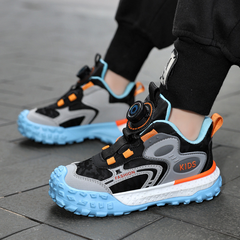 Bērnu sporta apavi ar rotējošu pogu aizdari, viegls dizains, augšējā daļa no sintētiskās ādas, TPR zole, neslīdoši un izturīgi pret nolietošanos.