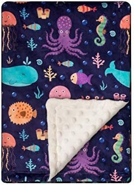 Бебешко одеяло – полиестерно влакно; шарки: животни, цветя, геометрия и едноцветно; подходящо за новородени; безопасност: Клас А; лицензиран частен етикет