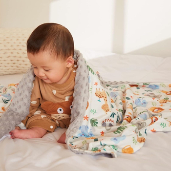 Бебешко одеяло – полиестерно влакно; шарки: животни, цветя, геометрия и едноцветно; подходящо за новородени; безопасност: Клас А; лицензиран частен етикет