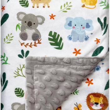 Бебешко одеяло – полиестерно влакно; шарки: животни, цветя, геометрия и едноцветно; подходящо за новородени; безопасност: Клас А; лицензиран частен етикет