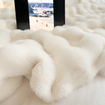 Milk Velvet Blanket – gaisīgs luksusa stils, vienkrāsains raksts, svars 300–500 g, piemērots rudenim un ziemai