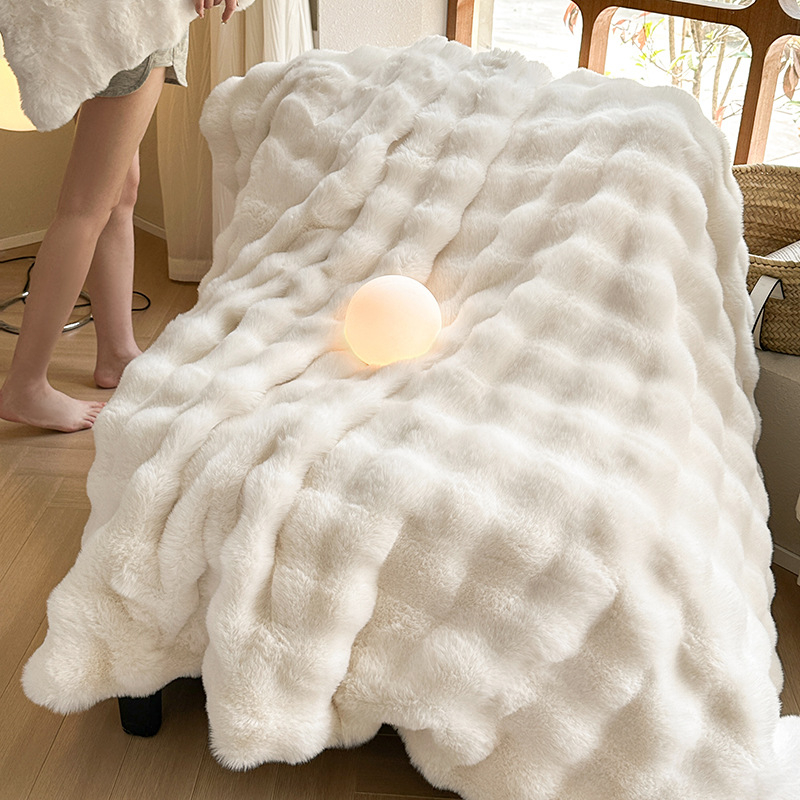 Milk Velvet Blanket – светъл лукс стил, едноцветен модел, тегло 300–500 г, подходящ за есен и зима