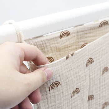 Bērnu gultas sānu uzglabāšanas somiņa ar dubultiem nodalījumiem, piestiprināma pie ratiem, drukāts dizains, poliester