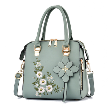 Női crossbody táska hímzéssel, PU anyag, street trend stílus, Killer Bag, cipzáras nyitás, horizontális négyzetes formájú, belső zsegek: cipzáros zseb, telefonzseb, ID zseb.