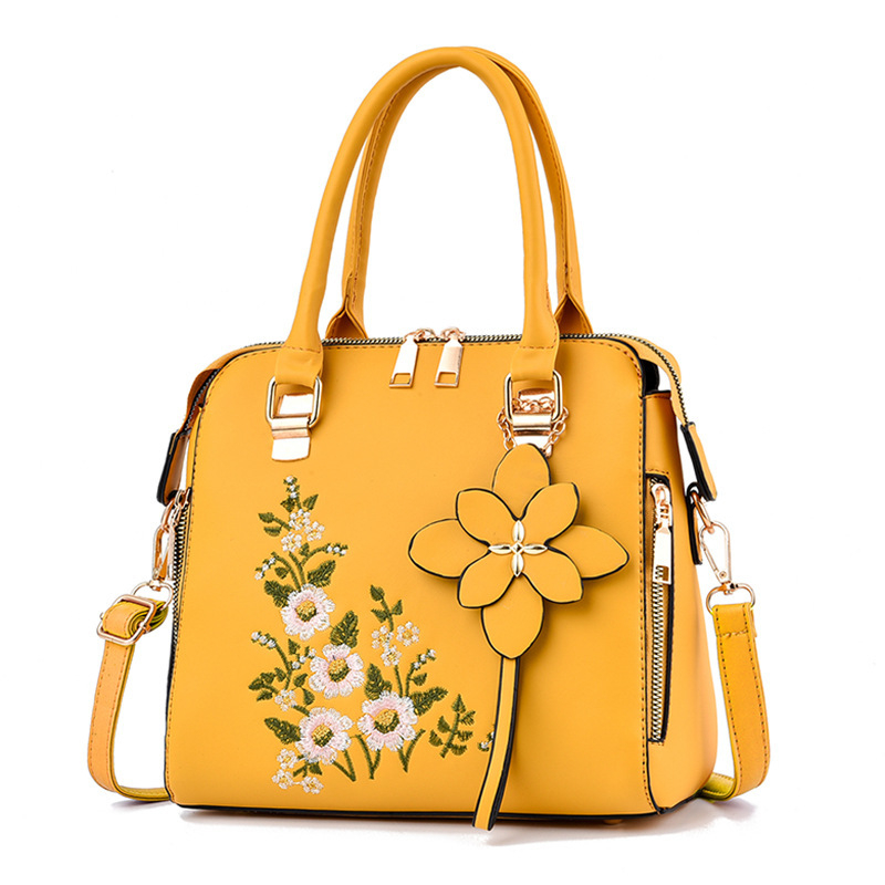 Női crossbody táska hímzéssel, PU anyag, street trend stílus, Killer Bag, cipzáras nyitás, horizontális négyzetes formájú, belső zsegek: cipzáros zseb, telefonzseb, ID zseb.
