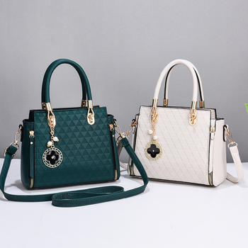 Koreai stílusú női táska nagy kapacitással — crossbody egy vállon viselhető, PU anyag, Locomotive bag, horizontális négyzetes forma, cipzár