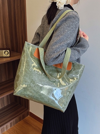 Чанта Tote — градски минималистичен стил, хоризонтална квадратна форма, цип за затваряне, вътрешни джобове за телефон и лична карта, полиестрова подплата