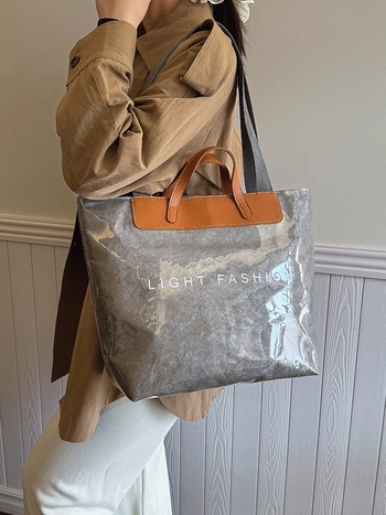 Чанта Tote — градски минималистичен стил, хоризонтална квадратна форма, цип за затваряне, вътрешни джобове за телефон и лична карта, полиестрова подплата