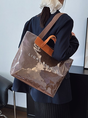 Чанта Tote — градски минималистичен стил, хоризонтална квадратна форма, цип за затваряне, вътрешни джобове за телефон и лична карта, полиестрова подплата