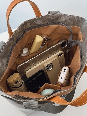 Чанта Tote — градски минималистичен стил, хоризонтална квадратна форма, цип за затваряне, вътрешни джобове за телефон и лична карта, полиестрова подплата