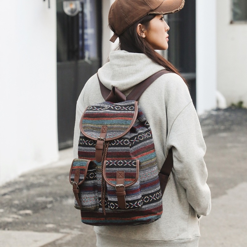 kanvas mugursoma etniskā-nacionālā stilā ar šņorēšanas aizvēršanu, iekšējā kabata ar rāvējslēdzēju, poliestera oderējums