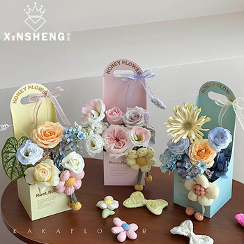 Core χρυσωμένο φορητό κουτί για ανθοδέσμες | Υλικό: λευκό χαρτόνι | Διαδικασία: χειροπακεταρισμένο | Μάρκα: Core | Ιδιωτική ετικέτα με άδεια: Ναι